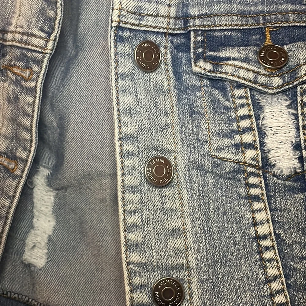 - $11 was $20 ChiQle distressed jean jacket medium wash size small 90’s